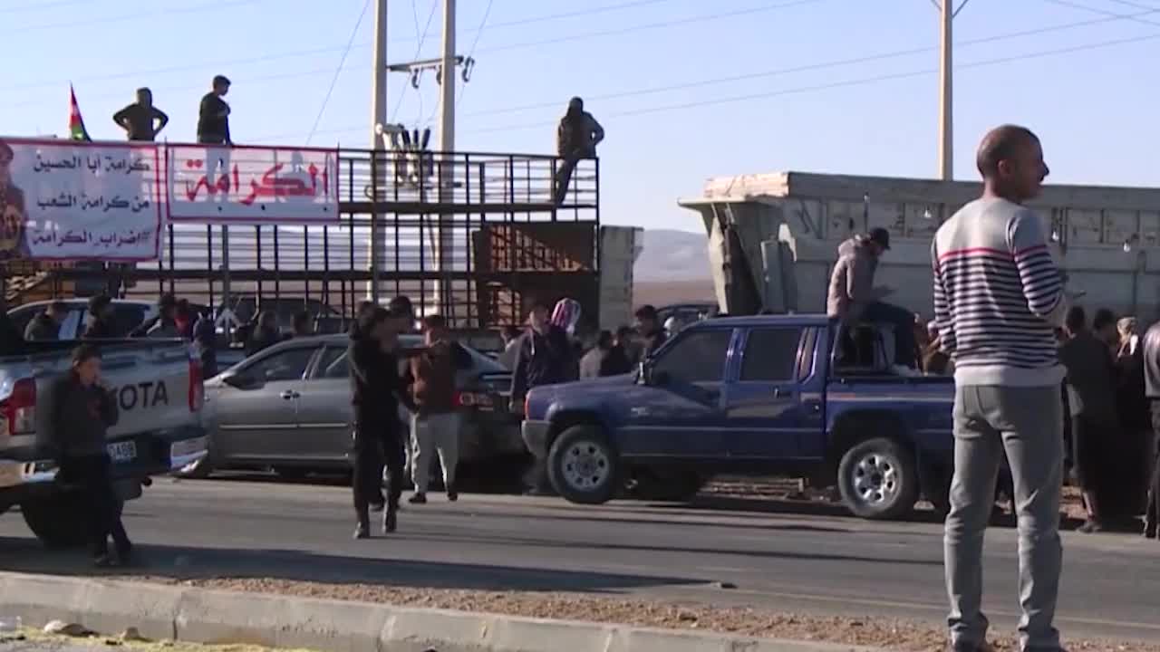 استمرار المظاهرات في مدن أردنية عدة احتجاجا على ارتفاع أسعار الوقود